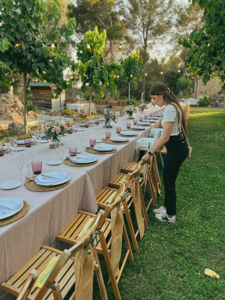 Colocando una mesa muy elegante para una boda