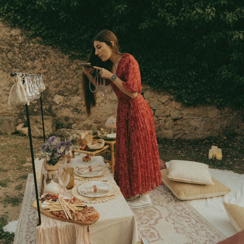 Fotografía de una mesa de picnic rústica decorada con elementos naturales y acogedores