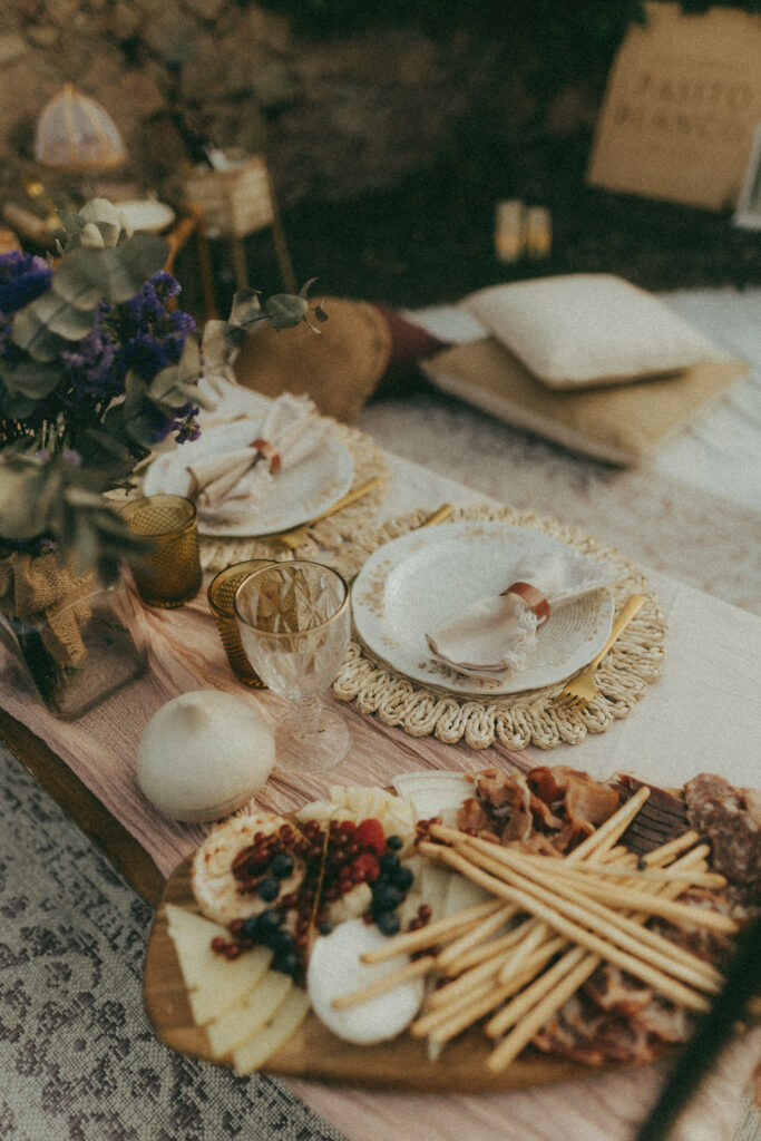 Plano detalle de una mesa elegante y rústica