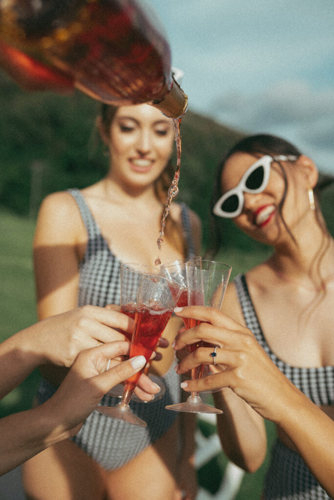 Amigas brindando en una despedida de soltera