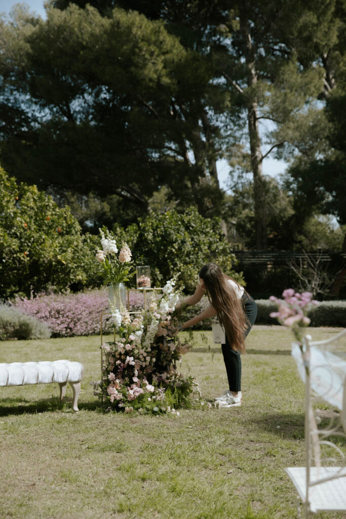 Cris de Pasito Blanco colocando flores para la ceremonia