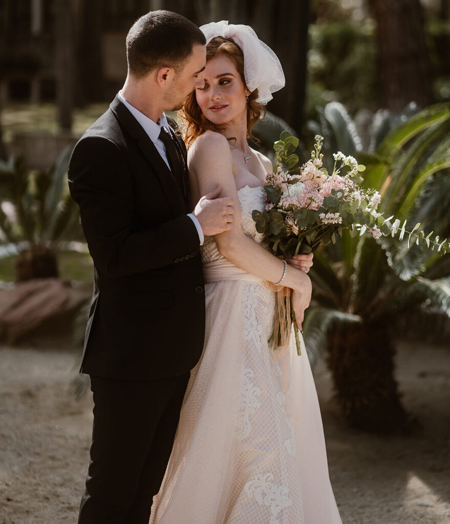 Dos novios mirándose con amor en su boda